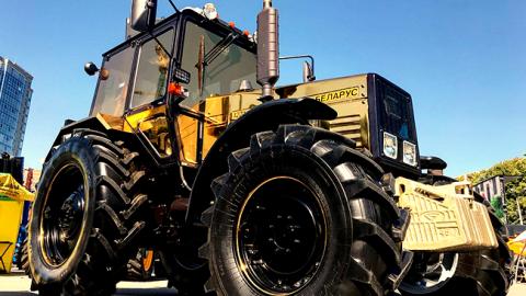 "Багатий фермер чи гламурний тракторист?" Позолочений "Беларус" потішив українців (фото)