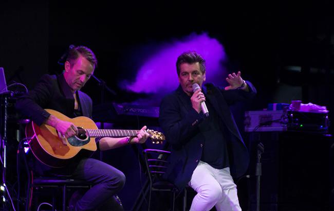 Публика не могла сдержать слез: легендарный певец поженил молодую пару в Одессе (фото)