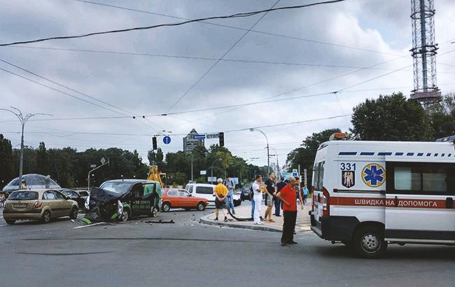Смертельне ДТП у Києві: два авто зіткнулися на столичній дорожній розв'язці