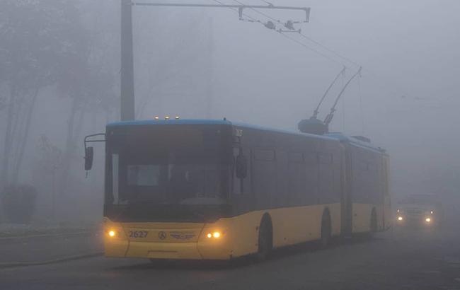 "Пробив головою скло": у Києві автохам підрізав тролейбус (фото)