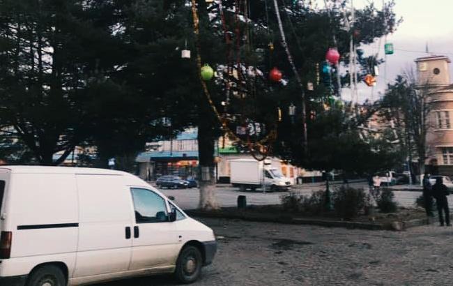 "Такого кошмара еще не видела": украинцы смеются над главной елкой Свалявы (фото)