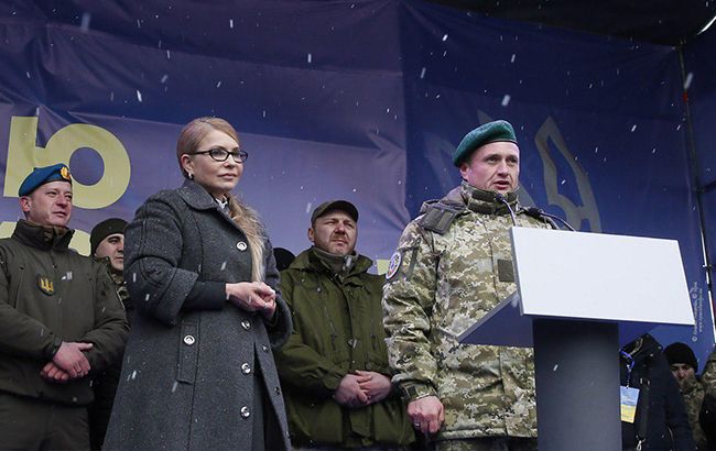 Тимошенко в туре по Украине сопровождают военные