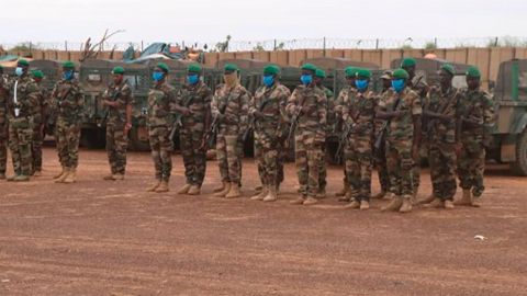 Подорвали автомобиль и открыли огонь: в Мали группа военных попала в засаду