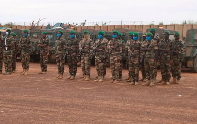 Подорвали автомобиль и открыли огонь: в Мали группа военных попала в засаду