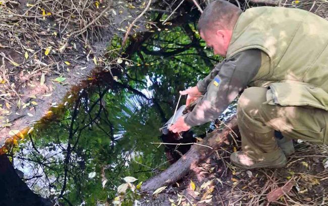 В Хмельницком обнаружили сильное загрязнение воды в озере. Причина в свалке