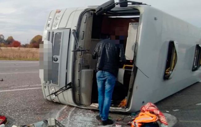 У Київській області внаслідок аварії перекинувся пасажирський автобус. Є постраждалі