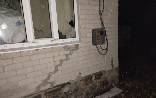Пошкоджено будинки та лінію електропередач: бойовики обстріляли Трьохізбенку