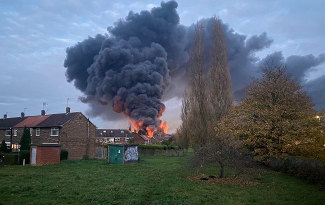 В Британии произошел пожар на пластиковом заводе. Местным советуют закрыть окна и двери
