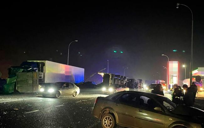 На въезде в Харьков произошло смертельное ДТП. Один из грузовиков раздавил легковой автомобиль