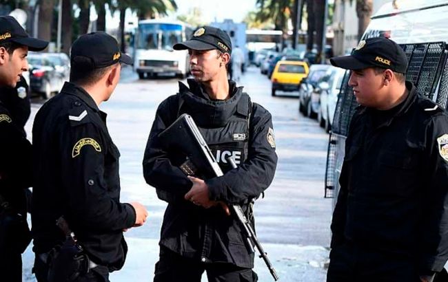 В Тунисе неизвестный пытался захватить здание МВД. Полиция его задержала, - Reuters