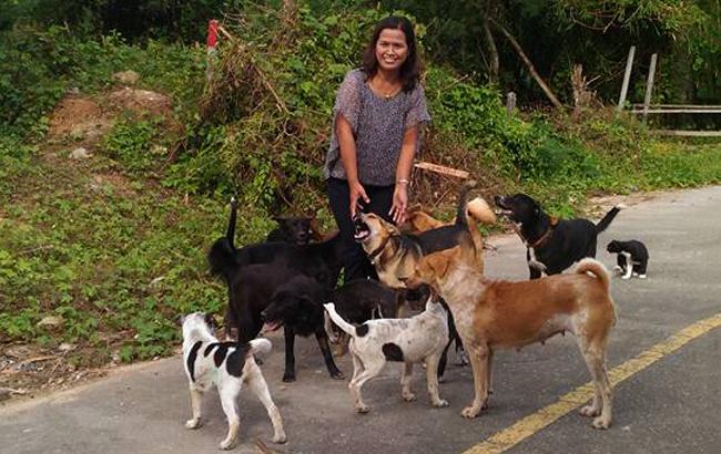 Самый галантный пес в мире дарит подарки женщине, которая его кормит