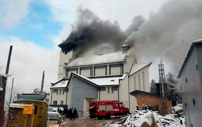 Пожежу у костелі під Львовом загасили: кількість постраждалих зросла