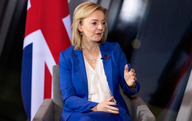 Глава МЗС Британії обговорила з Боррелем і Столтенбергом ситуацію на кордоні України