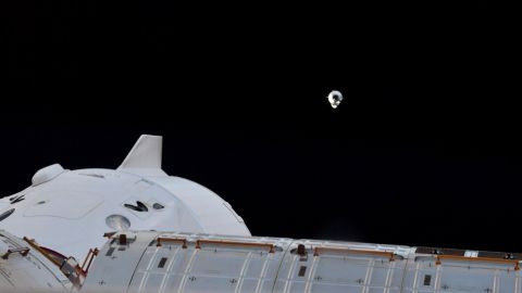 Космічний корабель Cargo Dragon успішно пристикувався до МКС: захоплюючі кадри