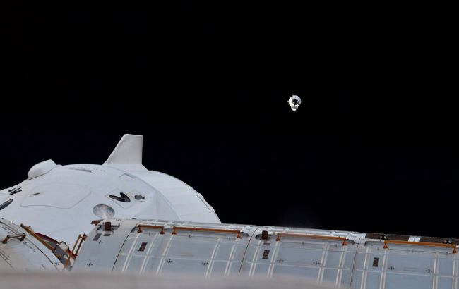 Космический корабль Cargo Dragon успешно пристыковался к МКС: захватывающие кадры
