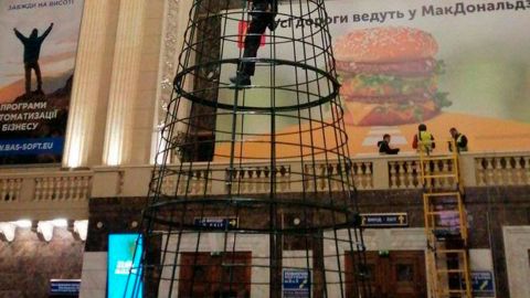 После открытого дела. На Центральном вокзале Киева начали установку елки