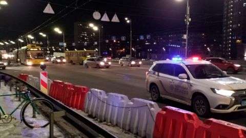 Движение на мосту Патона было восстановлено. Полиция завершила проверку
