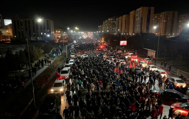 Алмати охопили "газові" протести. Силовики застосувати газ та шумові гранати