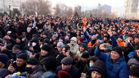 Країна без зв'язку і перші вибухи в Алмати: всі подробиці протестів у Казахстані