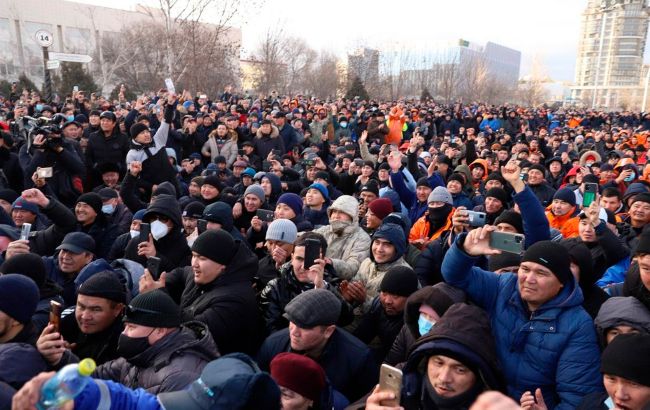 Країна без зв'язку і перші вибухи в Алмати: всі подробиці протестів у Казахстані