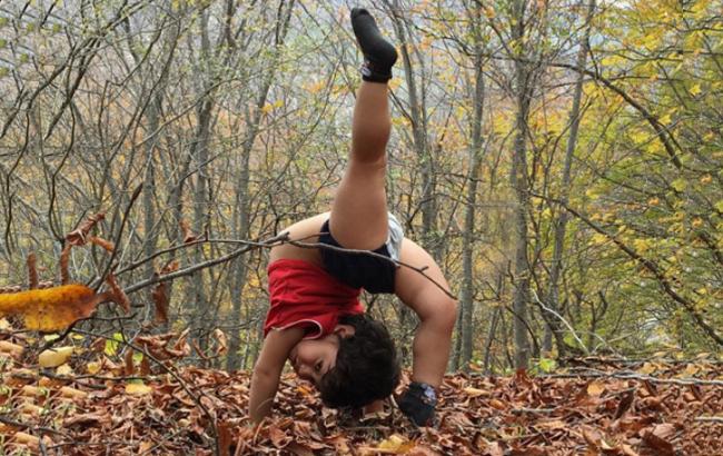 Трехлетний гимнаст покорил сеть своими трюками