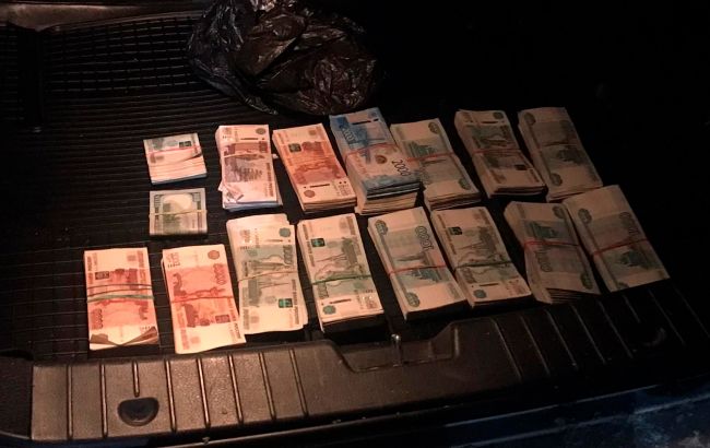На Донбассе задержали "курьера" с более чем миллионом рублей в автомобиле