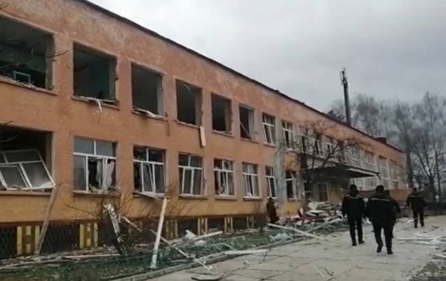 В Чернигове российская авиация обстреляла две школы и частные дома: 9 человек погибли