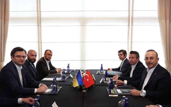 Кулеба&nbsp;перед переговорами с Лавровым провел встречу с главой МИД Турции