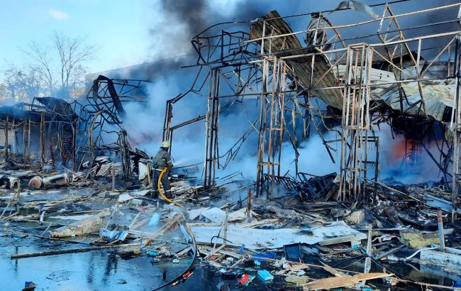 В Харькове в результате обстрела загорелся рынок. Пожар ликвидирован, есть погибшие