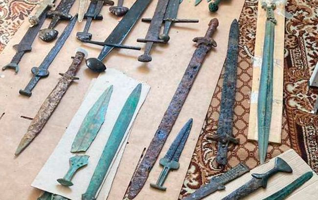 Правоохранители обнаружили экспонаты 12-го столетия у члена банды, которая финансировала "ДНР"