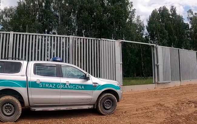 Польща завершила будівництво стіни на кордоні з Білоруссю: відео огорожі
