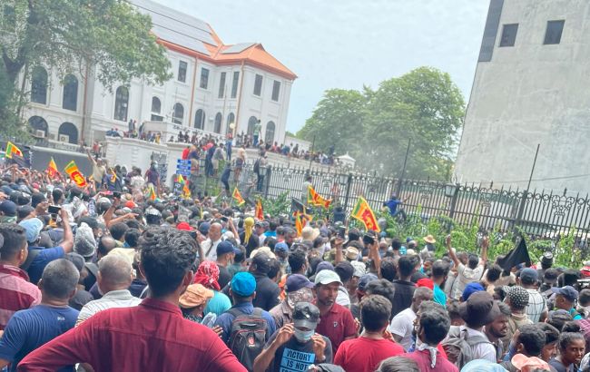 На Шри-Ланке протестующие захватили резиденцию президента