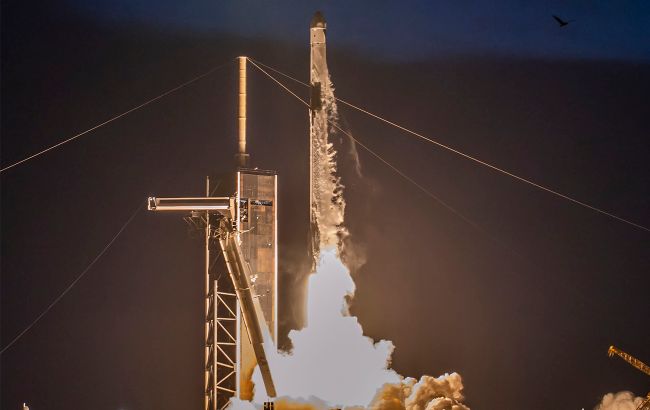 SpaceX відправила у космос партію супутників: відео запуску ракети