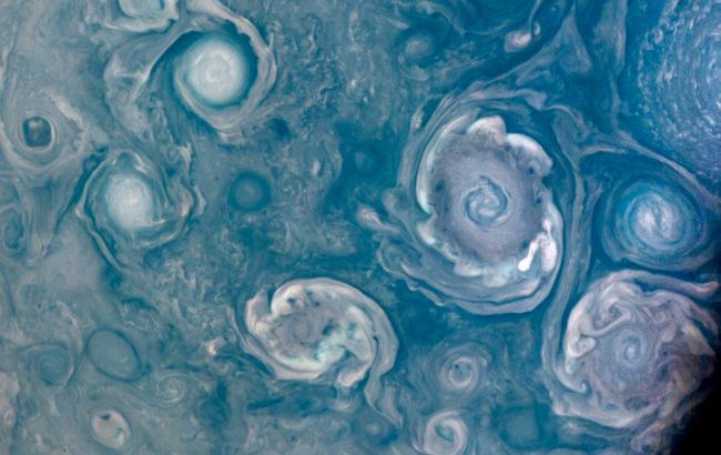 Зонд NASA показал цветную фотографию вихрей на Юпитере: яркий кадр