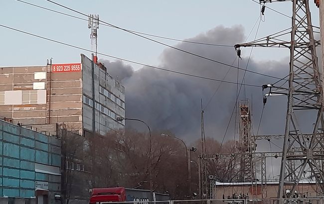 В Новосибірську спалахнула масштабна пожежа на одному зі складів