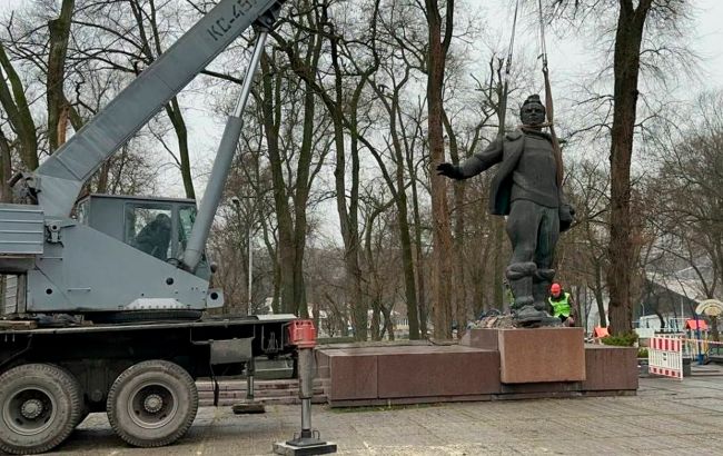 Дерусифікація за планом. В Дніпрі знесли ще два радянських пам'ятники