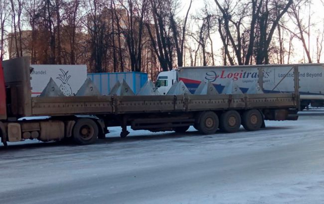 Боятся вторжения? В еще одной области России начали строить противотанковые заграждения