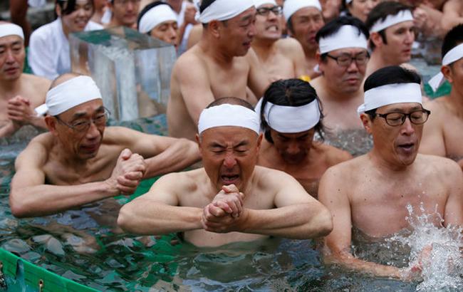 В Японії сотня людей прийняла крижану ванну