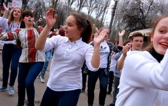 Криворожские школьники устроили патриотический флешмоб