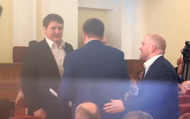Охранники Кернеса буквально вынесли депутата из зала Харьковского горсовета