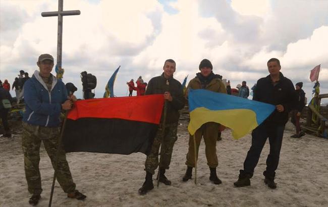 В мире нет таких вершин, что взять нельзя: Ветераны АТО установили желто-синий флаг на наивысшей точке страны