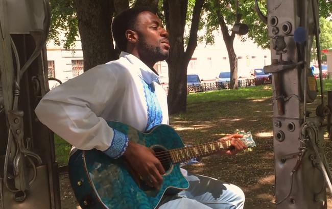 Американець у вишиванці заспівав хіт "Океану Ельзи" в самому центрі Івано-Франківська