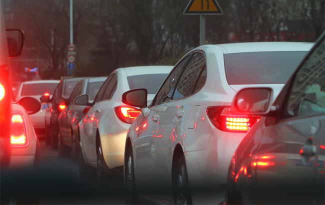 Киевским водителям придется три месяца стоять в заторах на Нивках