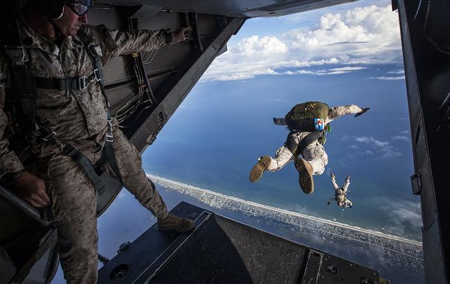 Соцсети впечатлило видео десантирования украинских бойцов
