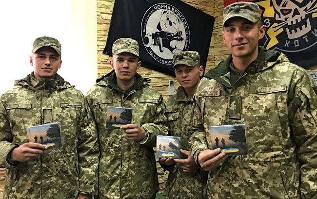 Волонтеры преподнесли музыкальный подарок украинским бойцам