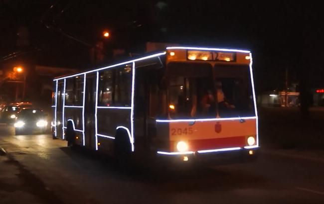 "Свято наближається": в Одессе прошел парад новогодних троллейбусов (фото, видео)