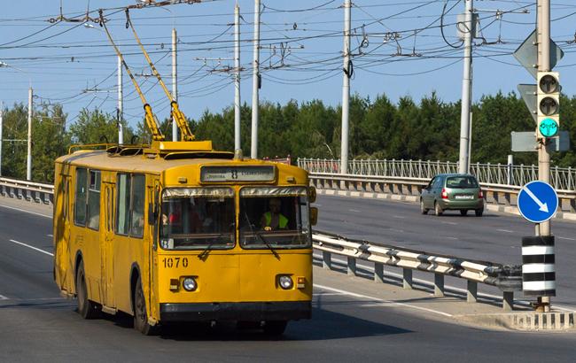 "Все стоят вокруг лужи": троллейбус-"скотовозка" разозлил украинцев (фото)
