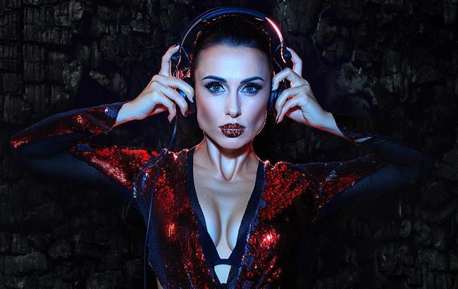 "Холодильник перегреется": экс-Nikita показала горячий танец в прозрачном боди на кухне