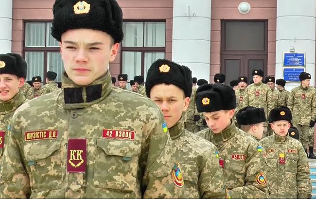 В Харькове 300 кадетов отжались в поддержку ветеранов АТО