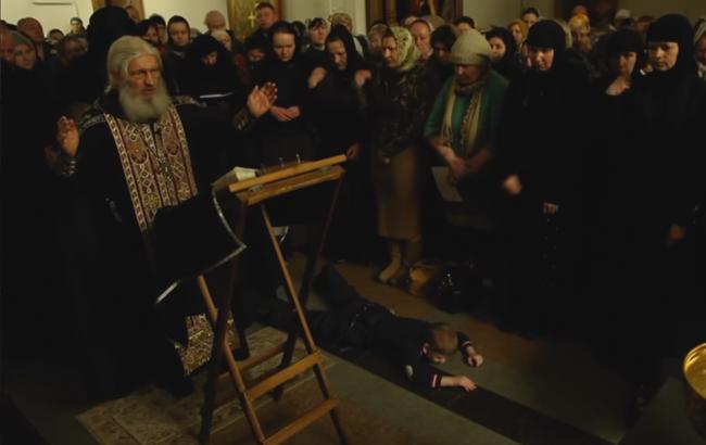 Діти на колінах, плач і крики: як духівник Поклонської "гонить бісів" з росіян (відео)